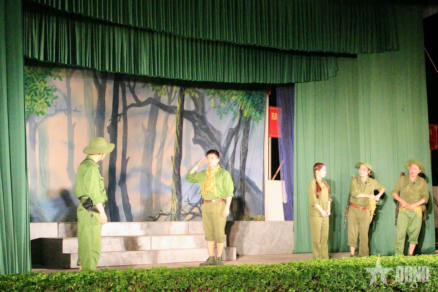 Nhà hát Chèo Quân đội biểu diễn vở “Điều đọng lại sau chiến tranh”